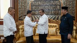 Bupati Karimun Terpilih Iskandarsyah melakukan pertemuan bersama Bupati Karimun Aunur Rafiq di Kediaman Dinas. Foto: Istimewa