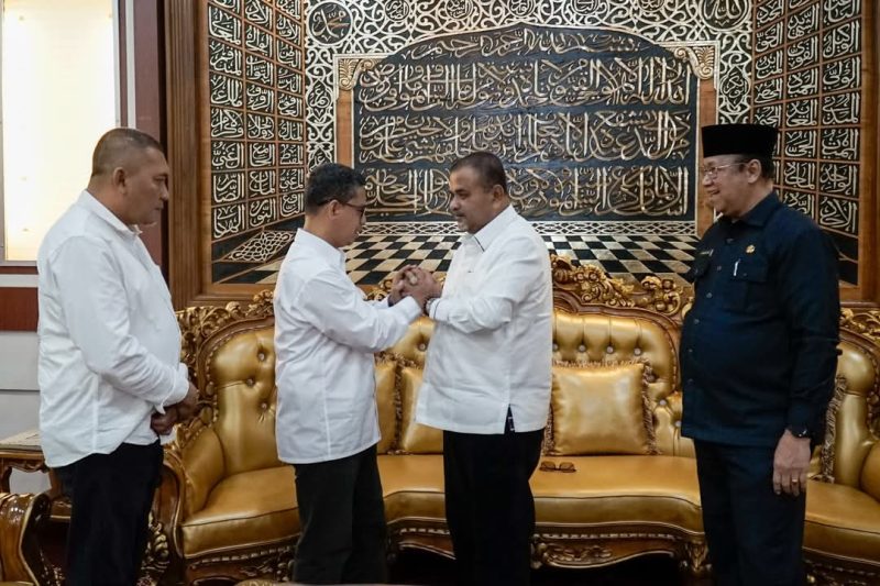Bupati Karimun Terpilih Iskandarsyah melakukan pertemuan bersama Bupati Karimun Aunur Rafiq di Kediaman Dinas. Foto: Istimewa