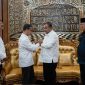 Bupati Karimun Terpilih Iskandarsyah melakukan pertemuan bersama Bupati Karimun Aunur Rafiq di Kediaman Dinas. Foto: Istimewa