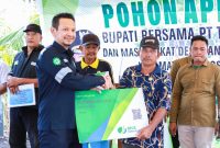 PT Timah Berikan Perlindungan Jaminan Sosial Bagi Nelayan dan Kelompok Tani di Kecamatan Rangsang. Foto: Humas PT Timah
