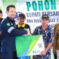 PT Timah Berikan Perlindungan Jaminan Sosial Bagi Nelayan dan Kelompok Tani di Kecamatan Rangsang. Foto: Humas PT Timah