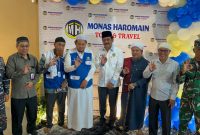 Direktur Monas Haromain Karimun Nasrudin (Tengah) bersama Tokoh Masyarakat Nurdin Basirun foto bersama dengan tamu undangan. Foto: ricky/KepriHeadline.id 