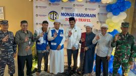Direktur Monas Haromain Karimun Nasrudin (Tengah) bersama Tokoh Masyarakat Nurdin Basirun foto bersama dengan tamu undangan. Foto: ricky/KepriHeadline.id 