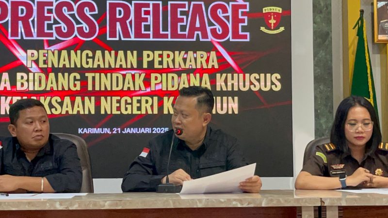 Kajari Karimun Priyambudi memimpin Konferensi Pers terkait Dugaan Tindak Pidana Korupsi pembangunan dermaga Islamic centre Kundur. Foto: ricky/kepriheadline.id
