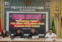 Kajari Karimun Priyambudi memimpin Konferensi Pers terkait Dugaan Tindak Pidana Korupsi pembangunan dermaga Islamic centre Kundur. Foto: ricky/kepriheadline.id
