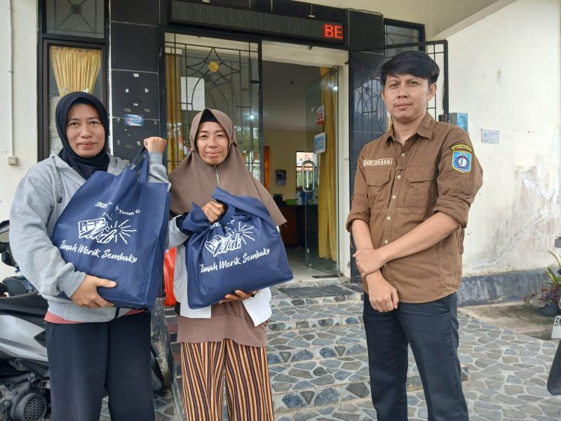 PT Timah Kembali Salurkan Bantuan Paket Sembako Bagi Warga Bangka Barat. Foto: Humas PT Timah/KepriHeadline.id