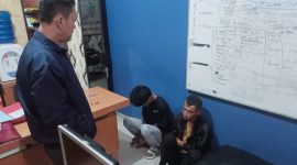 Kapolsek Meral AKP Adi Chandra menginterogasi dua pelaku Curanmor di Wilayah Kecamatan Meral yang meresahkan. Foto: Dokumen Polsek Meral/KepriHeadline.id 