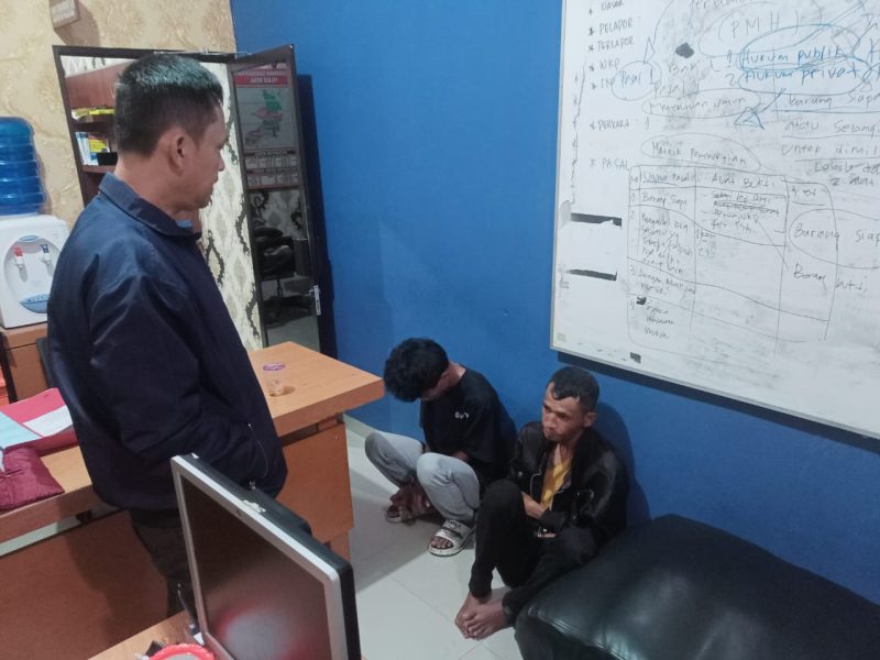 Kapolsek Meral AKP Adi Chandra menginterogasi dua pelaku Curanmor di Wilayah Kecamatan Meral yang meresahkan. Foto: Dokumen Polsek Meral/KepriHeadline.id 