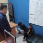 Kapolsek Meral AKP Adi Chandra menginterogasi dua pelaku Curanmor di Wilayah Kecamatan Meral yang meresahkan. Foto: Dokumen Polsek Meral/KepriHeadline.id 