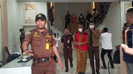 Jaksa melakukan penahanan terhadap Kepala Dinas dan Mantan Kepala Dinad Lingkungan Hidup (DLH) Kabupaten Karimun. Foto: Istimewa/kepriheadline.id 