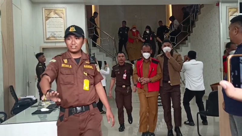 Jaksa melakukan penahanan terhadap Kepala Dinas dan Mantan Kepala Dinad Lingkungan Hidup (DLH) Kabupaten Karimun. Foto: Istimewa/kepriheadline.id 