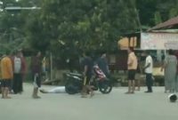 Penampakan kecelakaan di Jalan Simpang Mutiara, Kecamatan Meral Barat. Foto: Tangkapan Layar Video