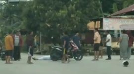 Penampakan kecelakaan di Jalan Simpang Mutiara, Kecamatan Meral Barat. Foto: Tangkapan Layar Video