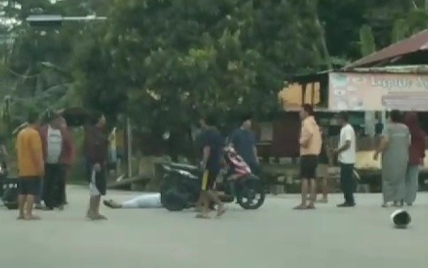 Penampakan kecelakaan di Jalan Simpang Mutiara, Kecamatan Meral Barat. Foto: Tangkapan Layar Video