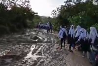 Penampakan jalan setapak penuh lumpur yang harus dilalui oleh pelajar saat pergi ke sekolah. Foto: istimewa/Kepriheadline.id