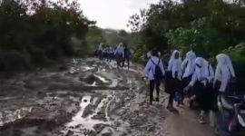 Penampakan jalan setapak penuh lumpur yang harus dilalui oleh pelajar saat pergi ke sekolah. Foto: istimewa/Kepriheadline.id