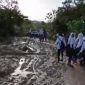 Penampakan jalan setapak penuh lumpur yang harus dilalui oleh pelajar saat pergi ke sekolah. Foto: istimewa/Kepriheadline.id