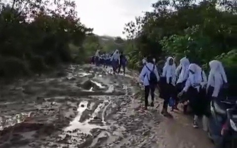 Penampakan jalan setapak penuh lumpur yang harus dilalui oleh pelajar saat pergi ke sekolah. Foto: istimewa/Kepriheadline.id