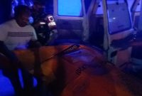 Polisi mengevakuasi korban yang ditemukan meninggal dunia di Perumahan Danau Indah ke RSUD Muhammad Sani. Foto: Istimewa