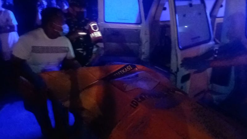 Polisi mengevakuasi korban yang ditemukan meninggal dunia di Perumahan Danau Indah ke RSUD Muhammad Sani. Foto: Istimewa