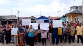 Ratusan Warga Desa Sugi Protes Penjualan Lahan Mangrove yang Tak Sesuai Kesepakatan. Foto: Istimewa