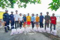 PT Timah Serahkan Bantuan Paket  Sembako untuk Warga Terdampak Banjir di Desa Lumut. Foto: Humas PT Timah