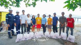 PT Timah Serahkan Bantuan Paket  Sembako untuk Warga Terdampak Banjir di Desa Lumut. Foto: Humas PT Timah