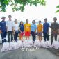 PT Timah Serahkan Bantuan Paket  Sembako untuk Warga Terdampak Banjir di Desa Lumut. Foto: Humas PT Timah