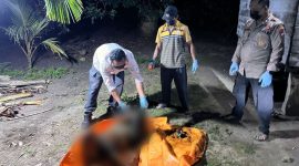 Petugas kepolisian mengevakuasi jasad korban. Foto: Istimewa/KepriHeadline.id