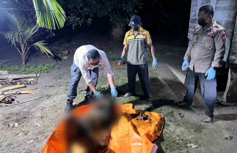 Petugas kepolisian mengevakuasi jasad korban. Foto: Istimewa/KepriHeadline.id