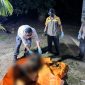 Petugas kepolisian mengevakuasi jasad korban. Foto: Istimewa/KepriHeadline.id