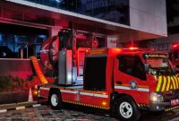 Pemadam kebakaran melakukan pemadaman terhadap api yang membakar gedung Kementerian ATR/BPN. Foto: Biro Humas Kementerian ATR/BPN.