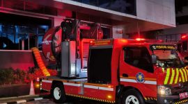 Pemadam kebakaran melakukan pemadaman terhadap api yang membakar gedung Kementerian ATR/BPN. Foto: Biro Humas Kementerian ATR/BPN.