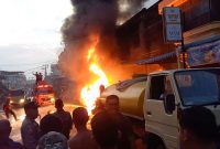 Api kembali membesar pasca ledakan terjadi di lokasi kebakaran. Foto: Ricky/kepriheadline.id