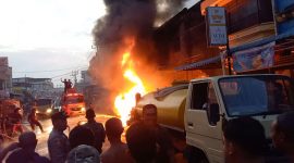 Api kembali membesar pasca ledakan terjadi di lokasi kebakaran. Foto: Ricky/kepriheadline.id