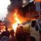 Api kembali membesar pasca ledakan terjadi di lokasi kebakaran. Foto: Ricky/kepriheadline.id