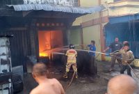 Tim Damkar Karimun melakukan upaya pemadaman di lokasi kebakaran di Baran 3. Foto: ricky/kepriheadline.id