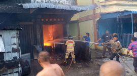 Tim Damkar Karimun melakukan upaya pemadaman di lokasi kebakaran di Baran 3. Foto: ricky/kepriheadline.id