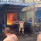 Tim Damkar Karimun melakukan upaya pemadaman di lokasi kebakaran di Baran 3. Foto: ricky/kepriheadline.id