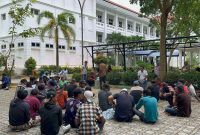Sekda Karimun Djunaidi bertemu petugas kebersihan Karimun membicarakan permasalahan gaji mereka yang tak kunjung dibayarkan. Foto: istimewa/kepriheadline.id