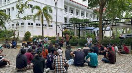 Sekda Karimun Djunaidi bertemu petugas kebersihan Karimun membicarakan permasalahan gaji mereka yang tak kunjung dibayarkan. Foto: istimewa/kepriheadline.id