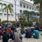 Sekda Karimun Djunaidi bertemu petugas kebersihan Karimun membicarakan permasalahan gaji mereka yang tak kunjung dibayarkan. Foto: istimewa/kepriheadline.id