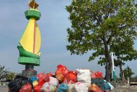 Sampah-sampah mulai menumpuk di sejumlah ruas jalan Coastal Area. Foto: Istimewa/kepriHeadline.id