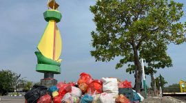 Sampah-sampah mulai menumpuk di sejumlah ruas jalan Coastal Area. Foto: Istimewa/kepriHeadline.id