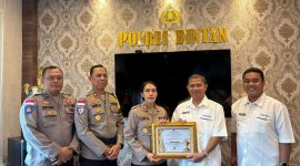 Kapolres Bintan AKBP Yunita menrima penghargaan sari KPPN Tanjungpinang. Foto: Humas Polres Bintan.