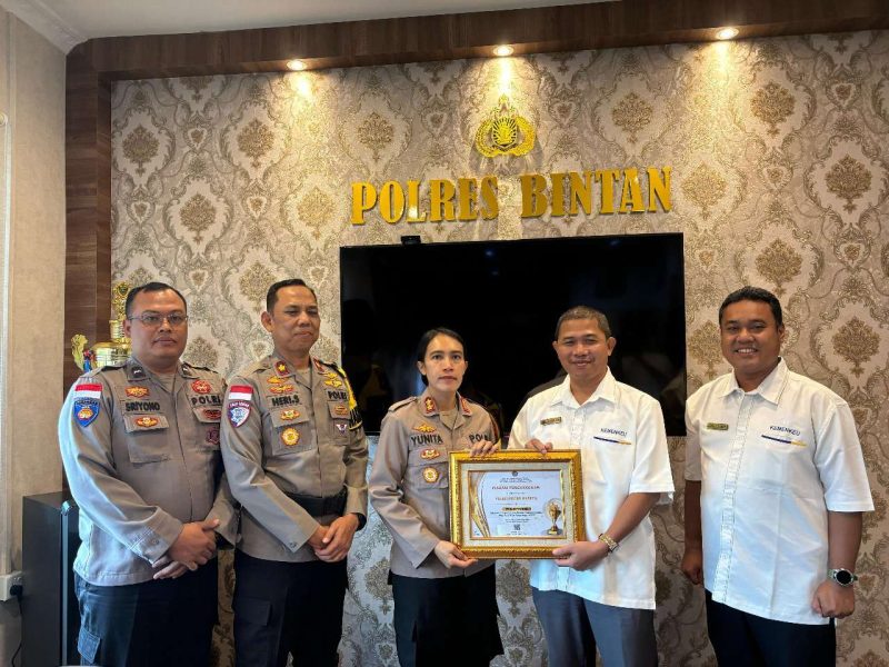 Kapolres Bintan AKBP Yunita menrima penghargaan sari KPPN Tanjungpinang. Foto: Humas Polres Bintan.