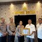 Kapolres Bintan AKBP Yunita menrima penghargaan sari KPPN Tanjungpinang. Foto: Humas Polres Bintan.