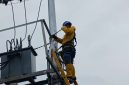 Petugas PLN melakukan perbaikan terhadap mesin jaringan listrik. Foto: Istimewa/kepriheadline.id