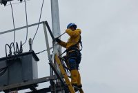 Petugas PLN melakukan perbaikan terhadap mesin jaringan listrik. Foto: Istimewa/kepriheadline.id