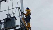 Petugas PLN melakukan perbaikan terhadap mesin jaringan listrik. Foto: Istimewa/kepriheadline.id